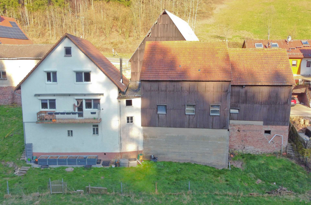 Freistehendes Einfamilienhaus mit Scheune in ländlicher Lage !